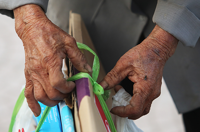 Những người mưu sinh trên phố Hà Nội chiều tối 30 Tết